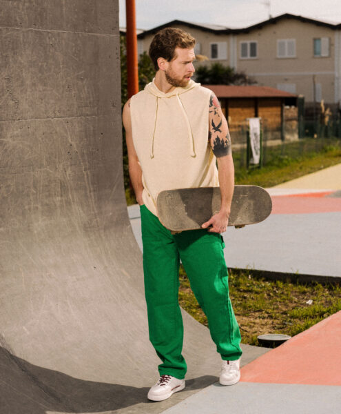 Modello con skate in posa per pubblicità scarpe da uomo