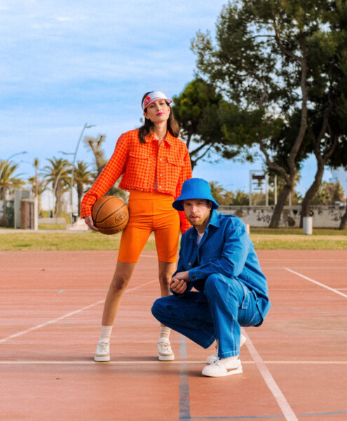 Modello e modella in campo da basket per pubblicità sneakers