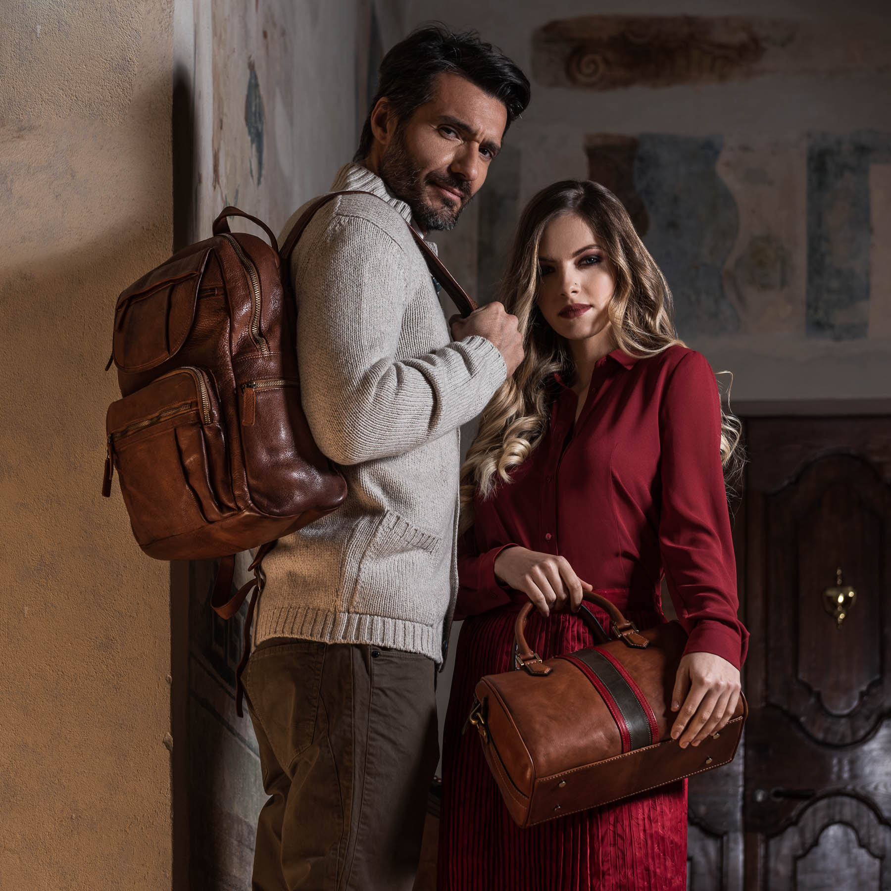 Modello e modella in posa per pubblicità borse in pelle ad Ascoli Piceno