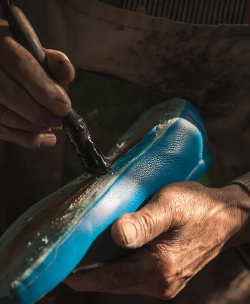 Dettaglio di un artigiano produttore di calzature in pelle