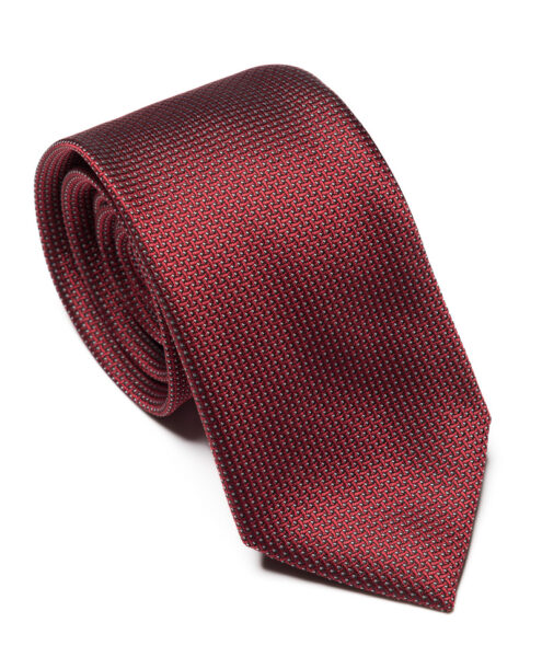 Cravatta bordeaux in tessuto arrotolata per foto ecommerce