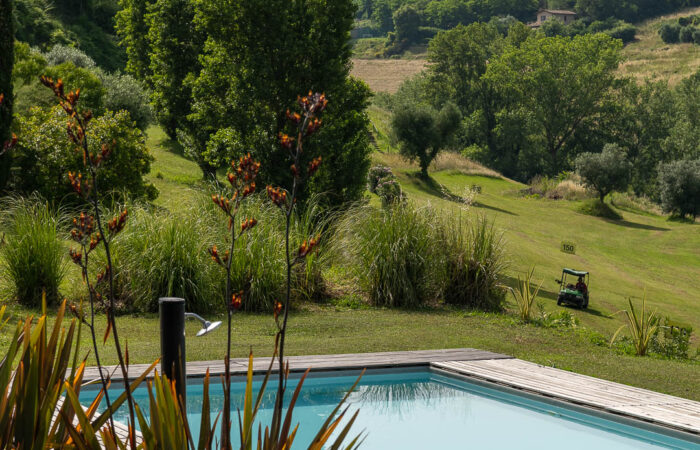Panoramica della piscina e del campo da golf del Relais i Lauri di Montefiore