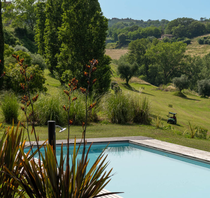 Panoramica della piscina e del campo da golf del Relais i Lauri di Montefiore