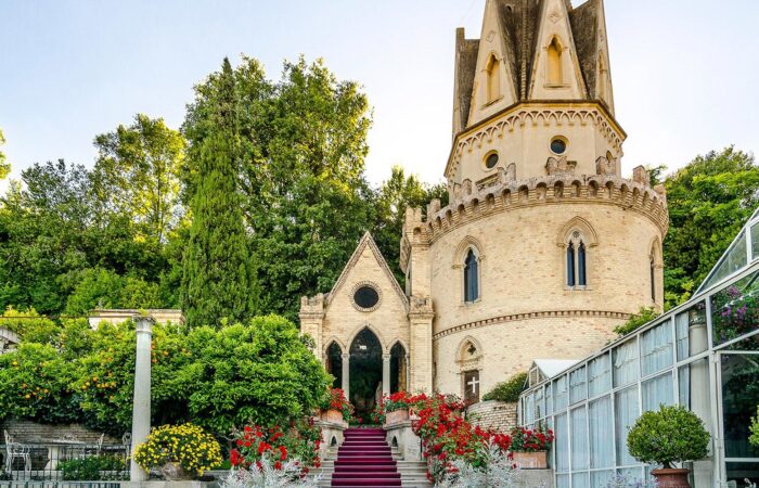 Panoramica esterna della cappella gotica di Villa Cellini a Cupra Marittima