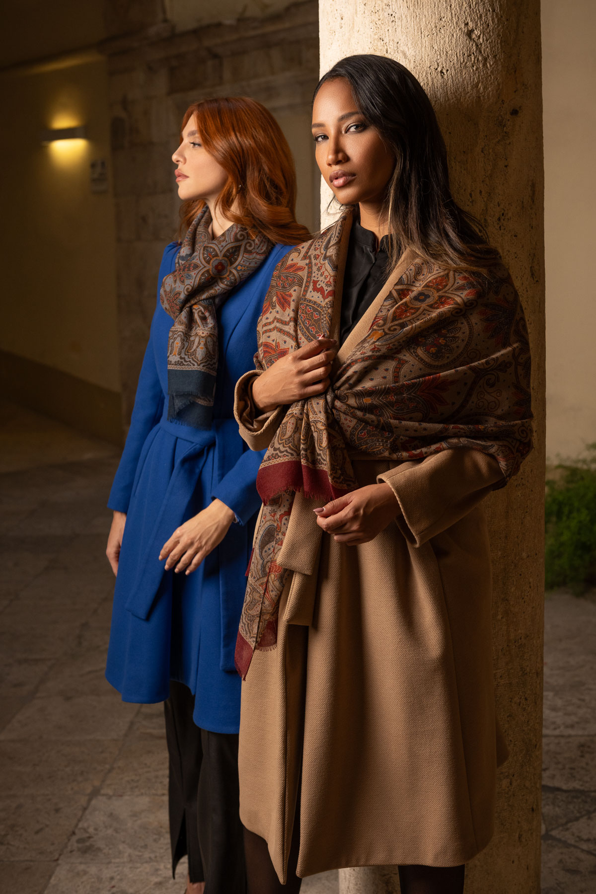 Due modelle in posa per servizio fotografico di accessori moda donna