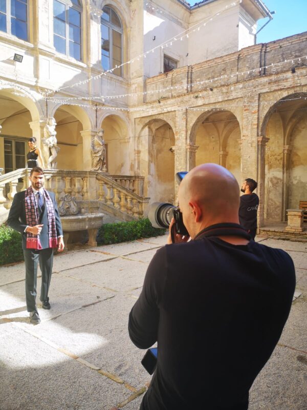 Il fotografo Marco Arbani su un set fotografico di moda in villa