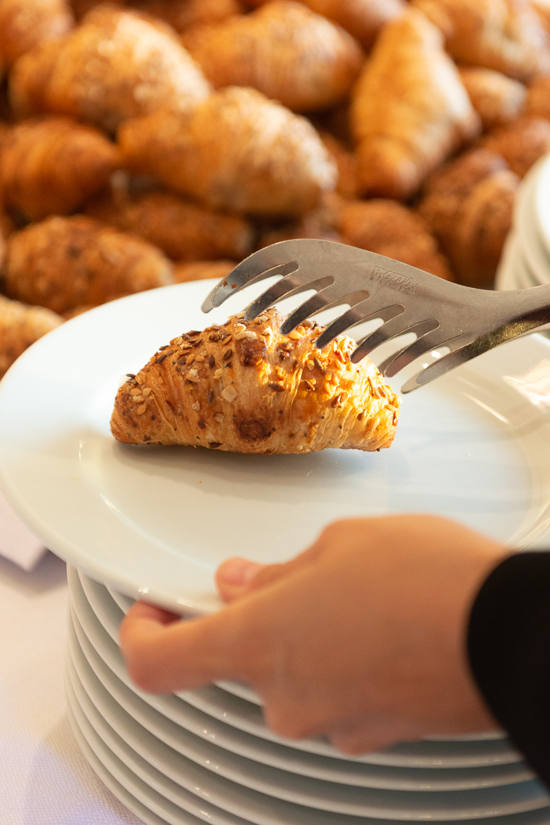 Croissant per colazione buffet in hotel