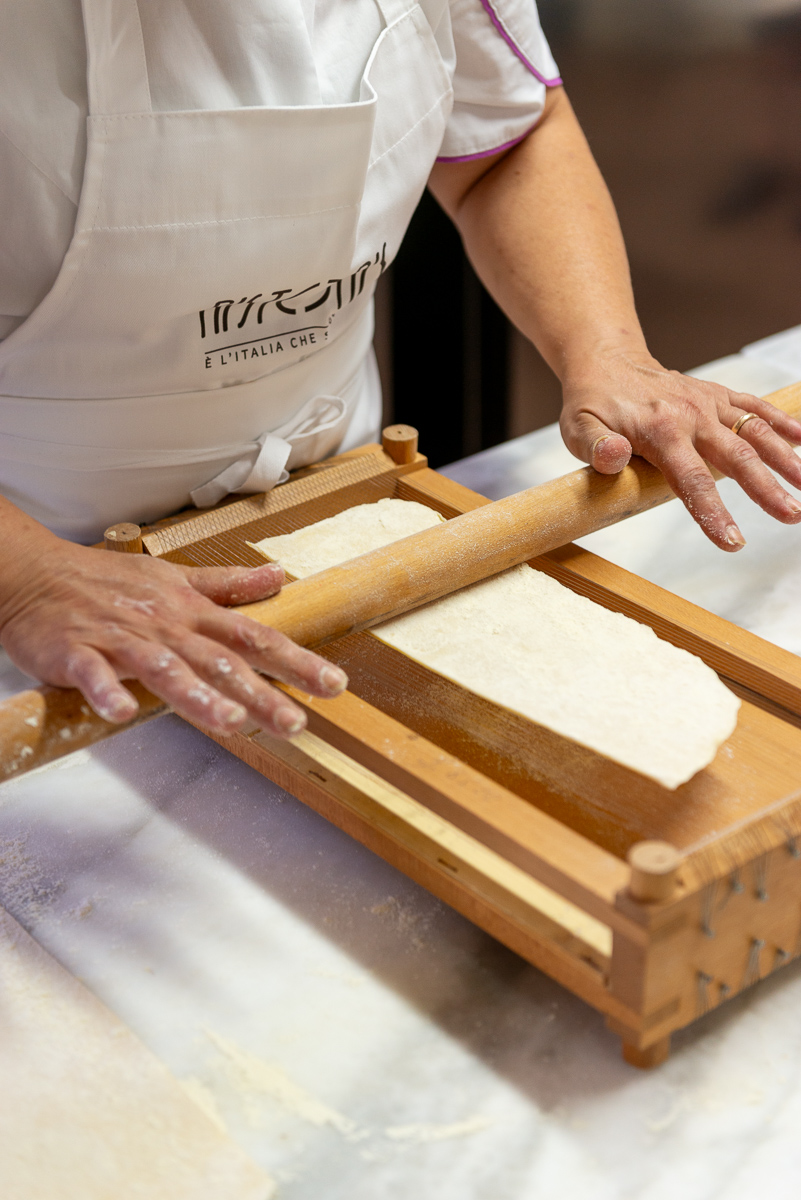 Cuoca di hotel prepara spaghetti alla chitarra abruzzesi