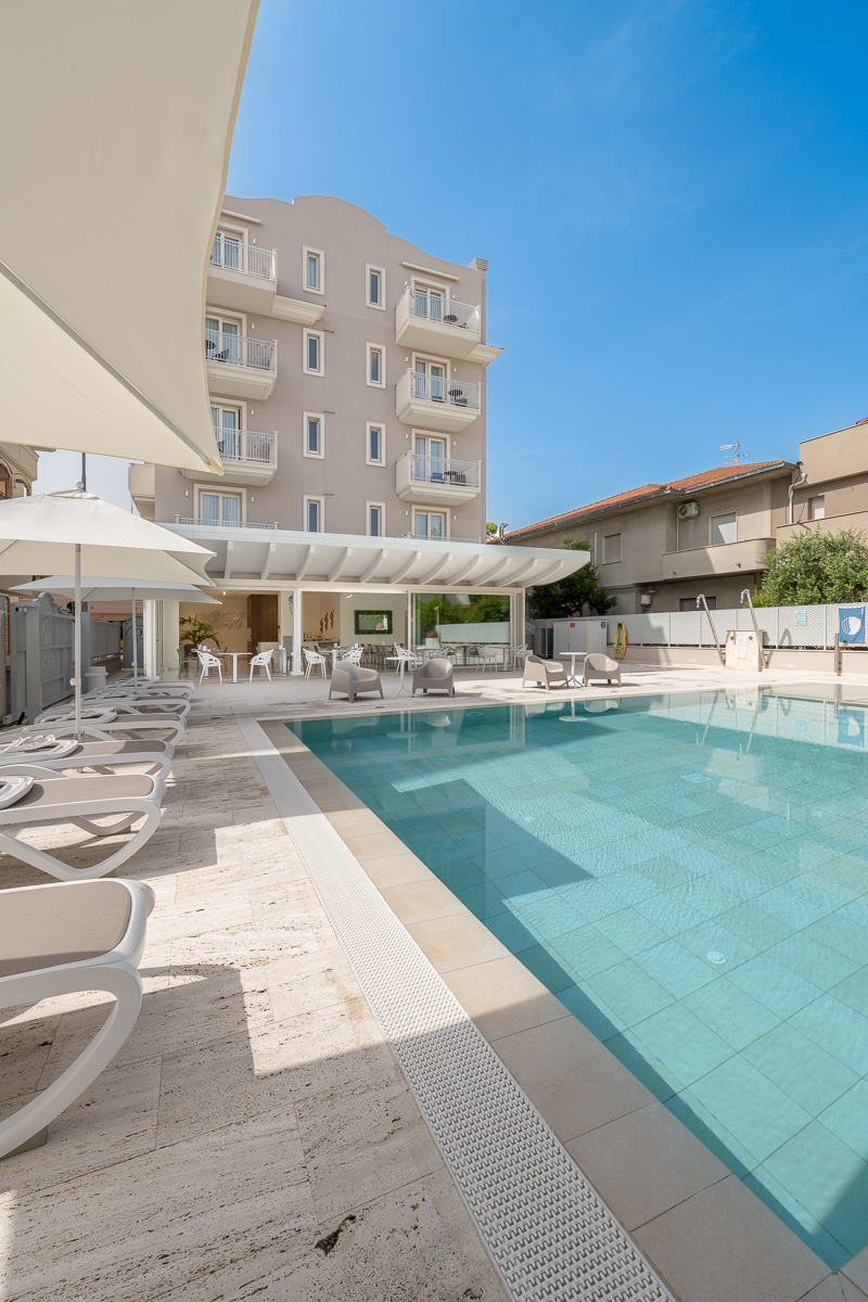 Vista della piscina dell'hotel Carducci a Tortoreto