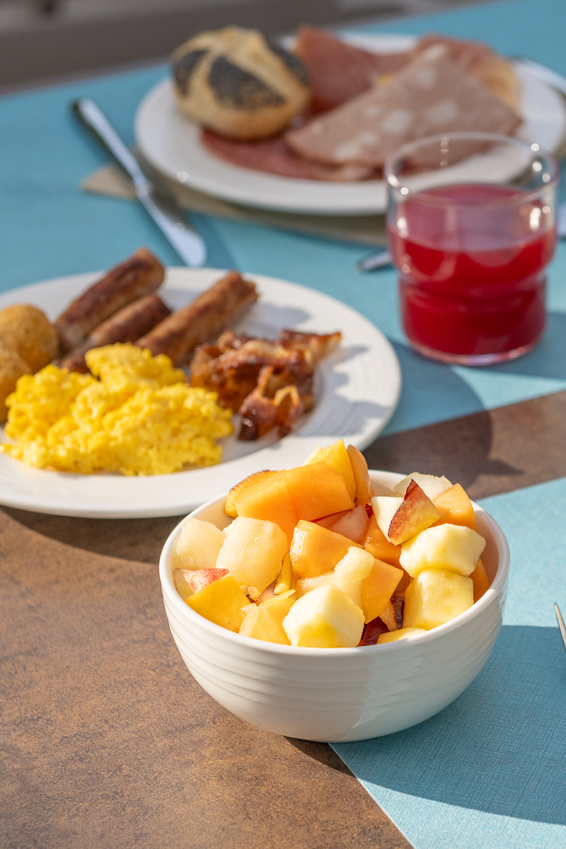 Tavola apparecchiata con frutta e colazione salata per foto pubblicitarie Hotel Velia a Grottammare
