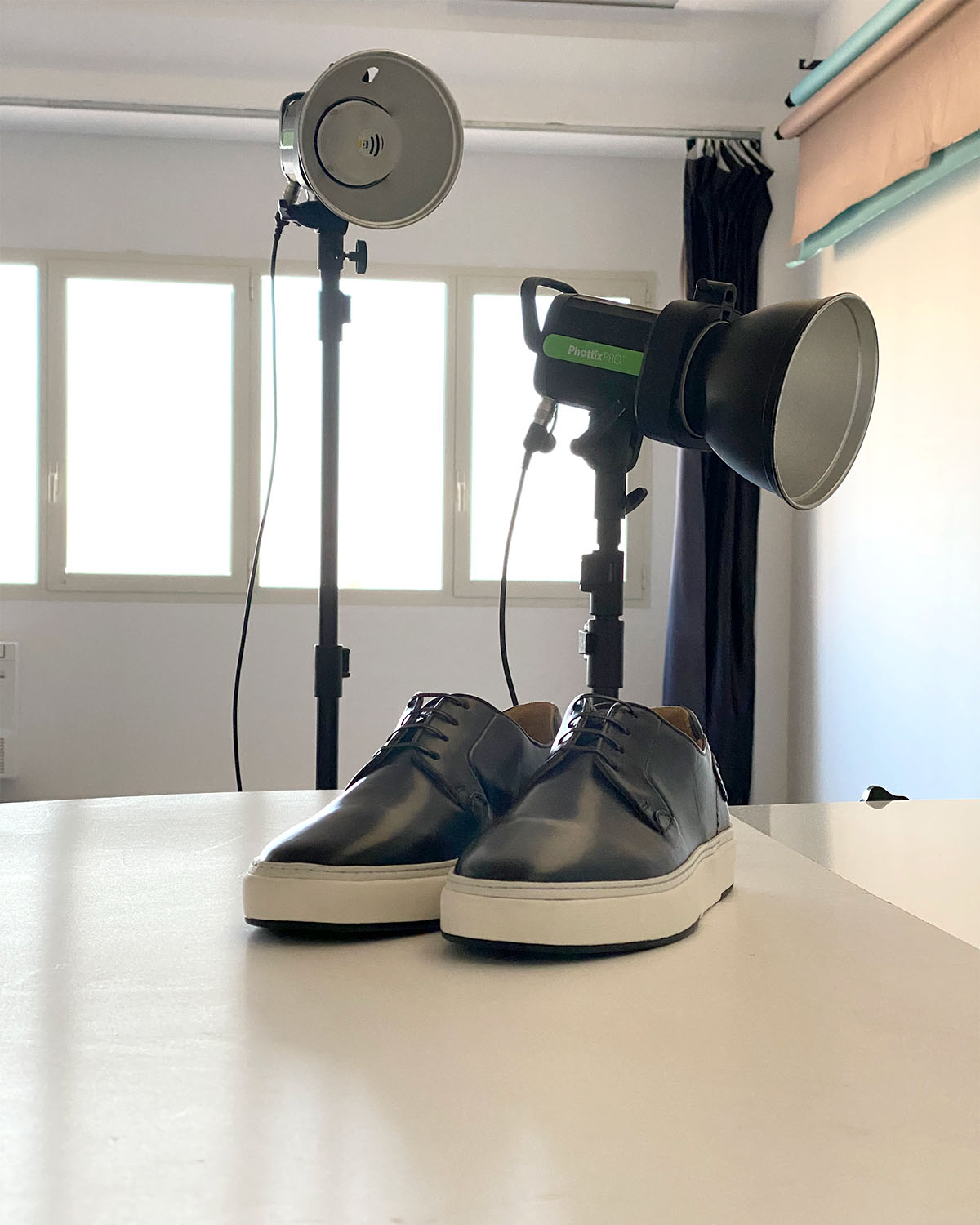 paio di scarpe da uomo in studio fotografico per servizio still-life ecommerce